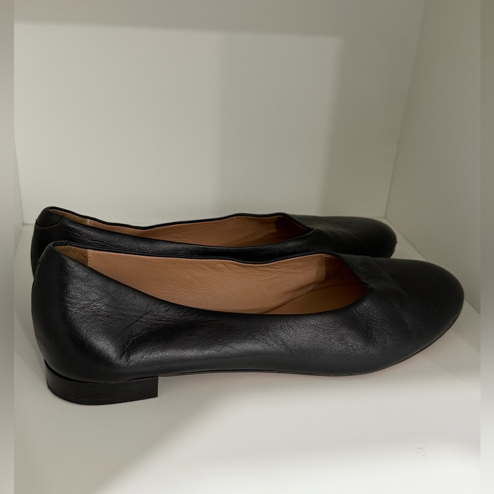 Lewit black short half an inch heeled flats